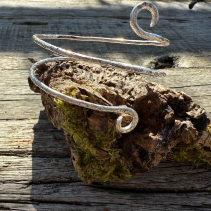 curly-bangle-silver-hammered-front-sandrakernjewellery