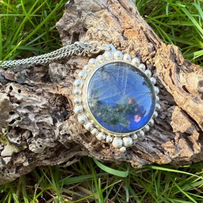labradorite-pendant-bobbles-blue-side-sandrakernsjewellery